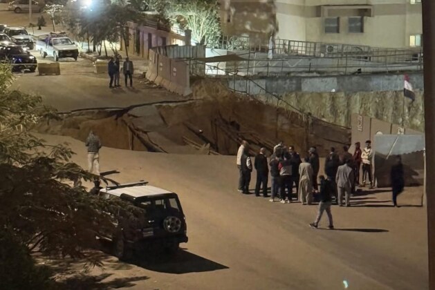 عاجل | انهيار أرضي بجوار مدرسة كابيتال في النرجس فيلات + انقطاع مياه بمنطقتين